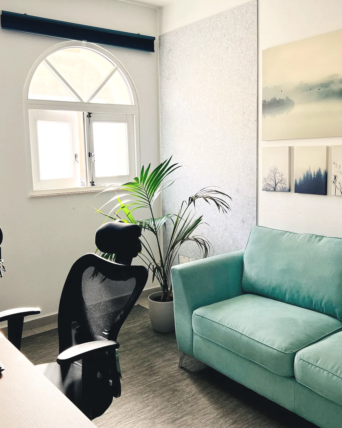 Kemerli pencereli aydınlık görüşme odası